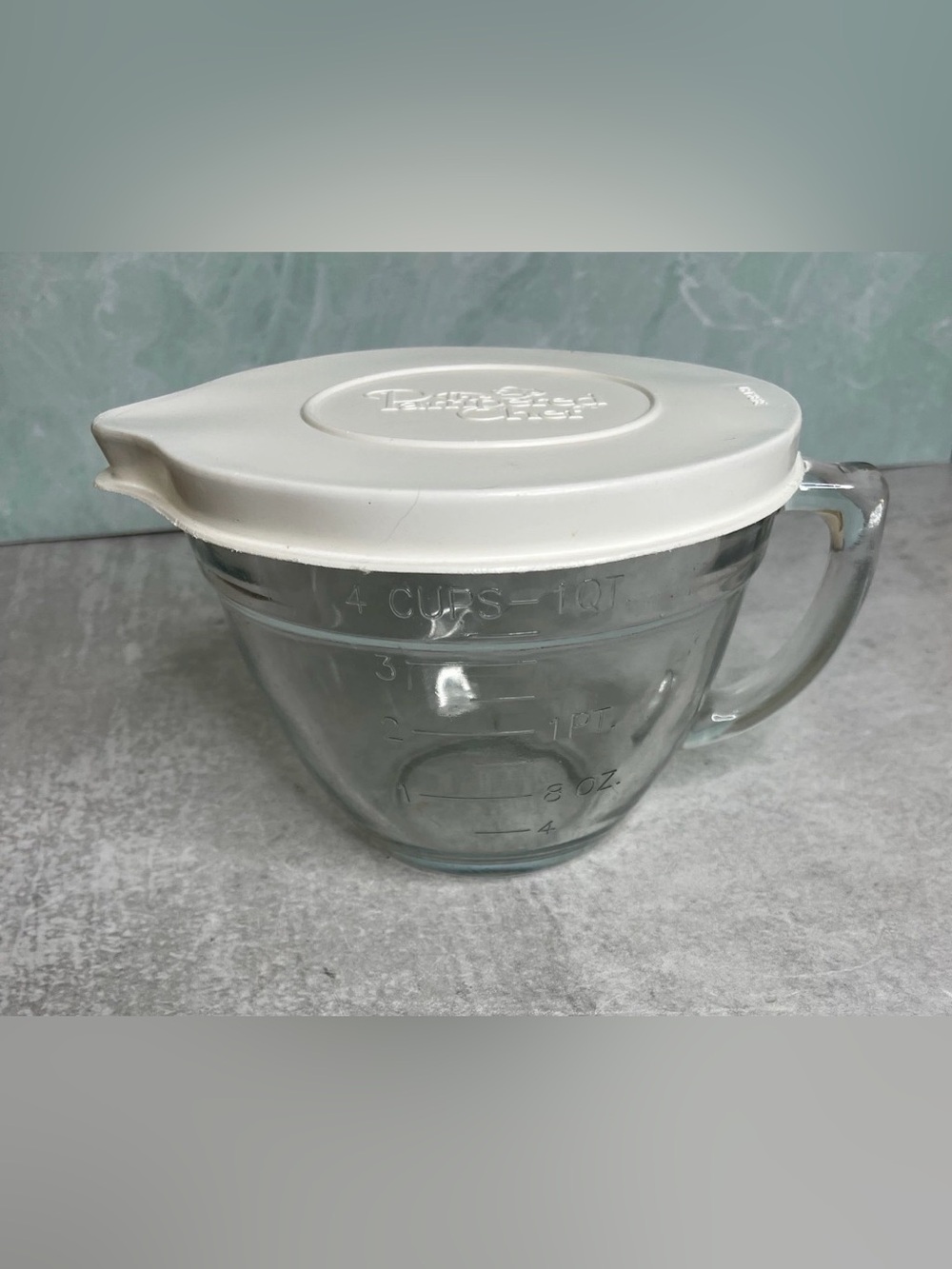 Vintage Pampered Chef 8 Cup Mixing Bowl/Measuring Bowl W Spout And Lid